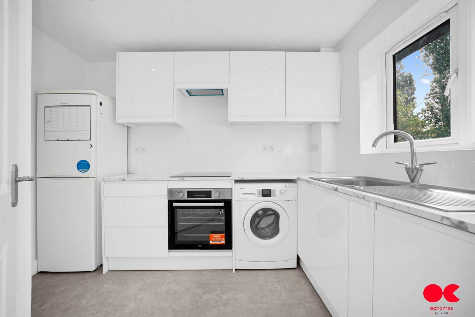 2 bed flat for sale in Pittman Gardens, Ilford  - Property Image 3