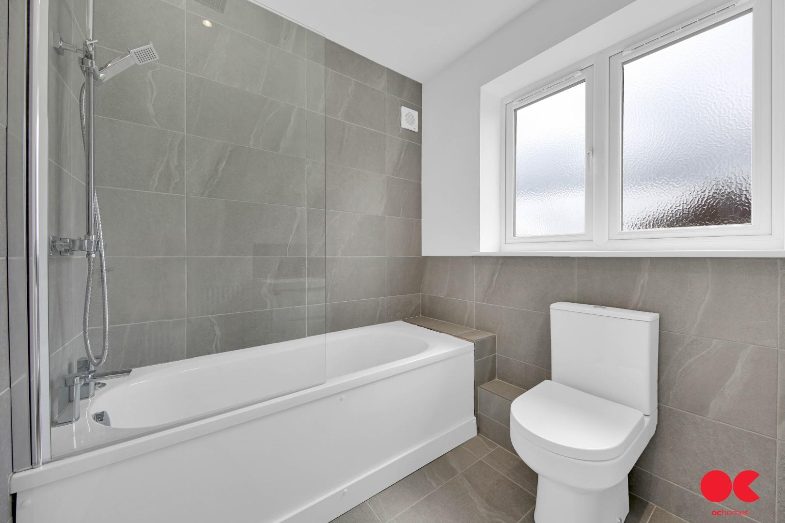 4 bed semi-detached house for sale in Central Drive, Hornchurch  - Property Image 4