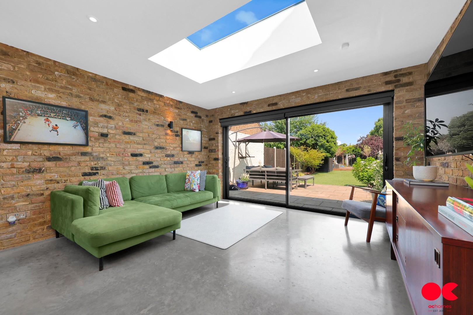 3 bed end of terrace house for sale in Brentwood Road, Gidea Park  - Property Image 4