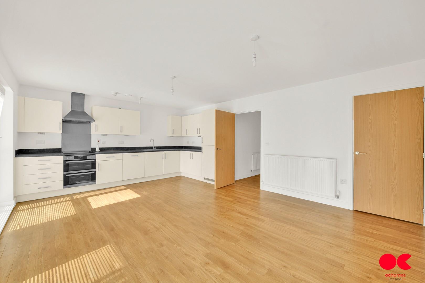 2 bed flat to rent in Maxwell Road, Romford