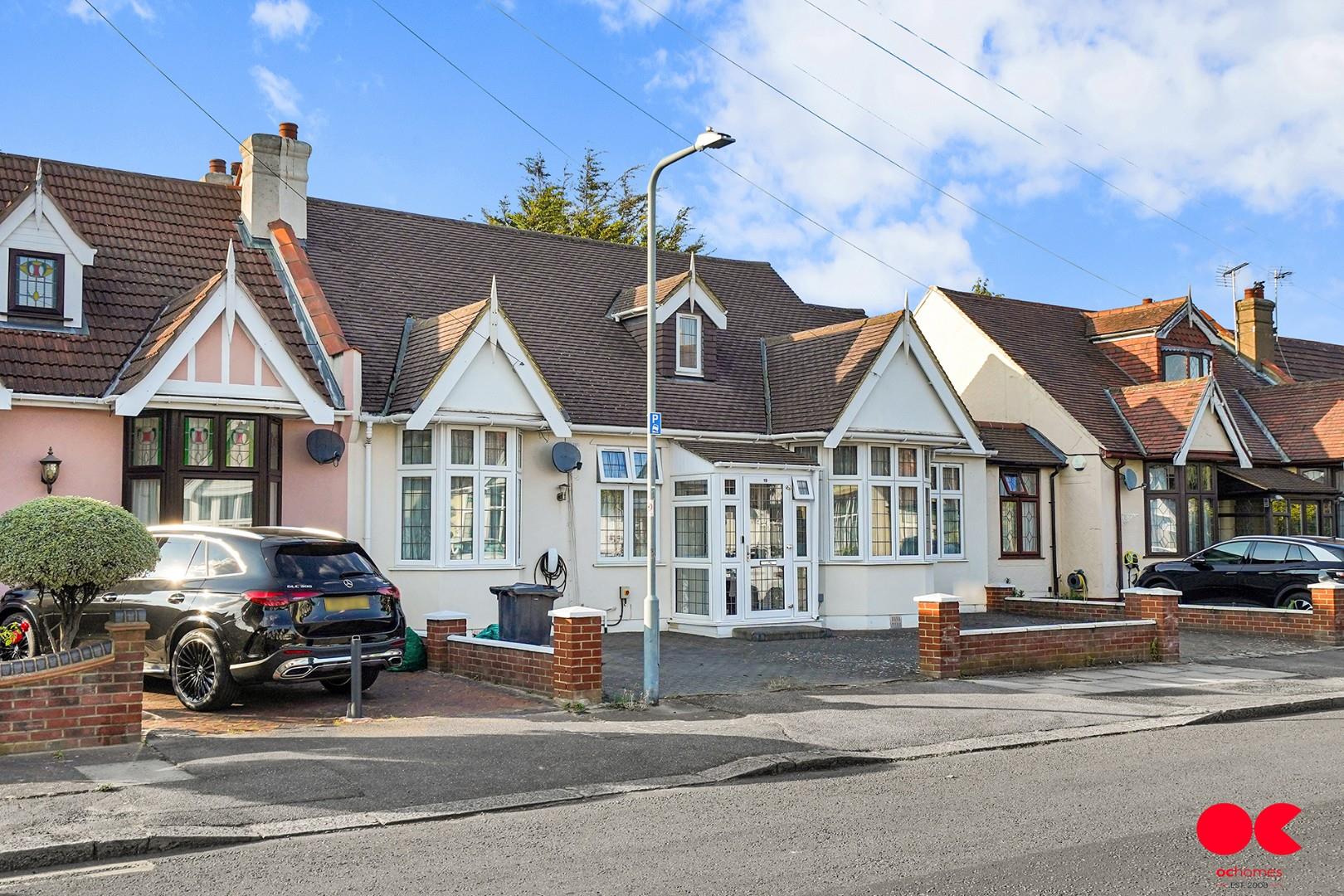 4 bed semi-detached bungalow for sale in Trenance Gardens, Ilford  - Property Image 6