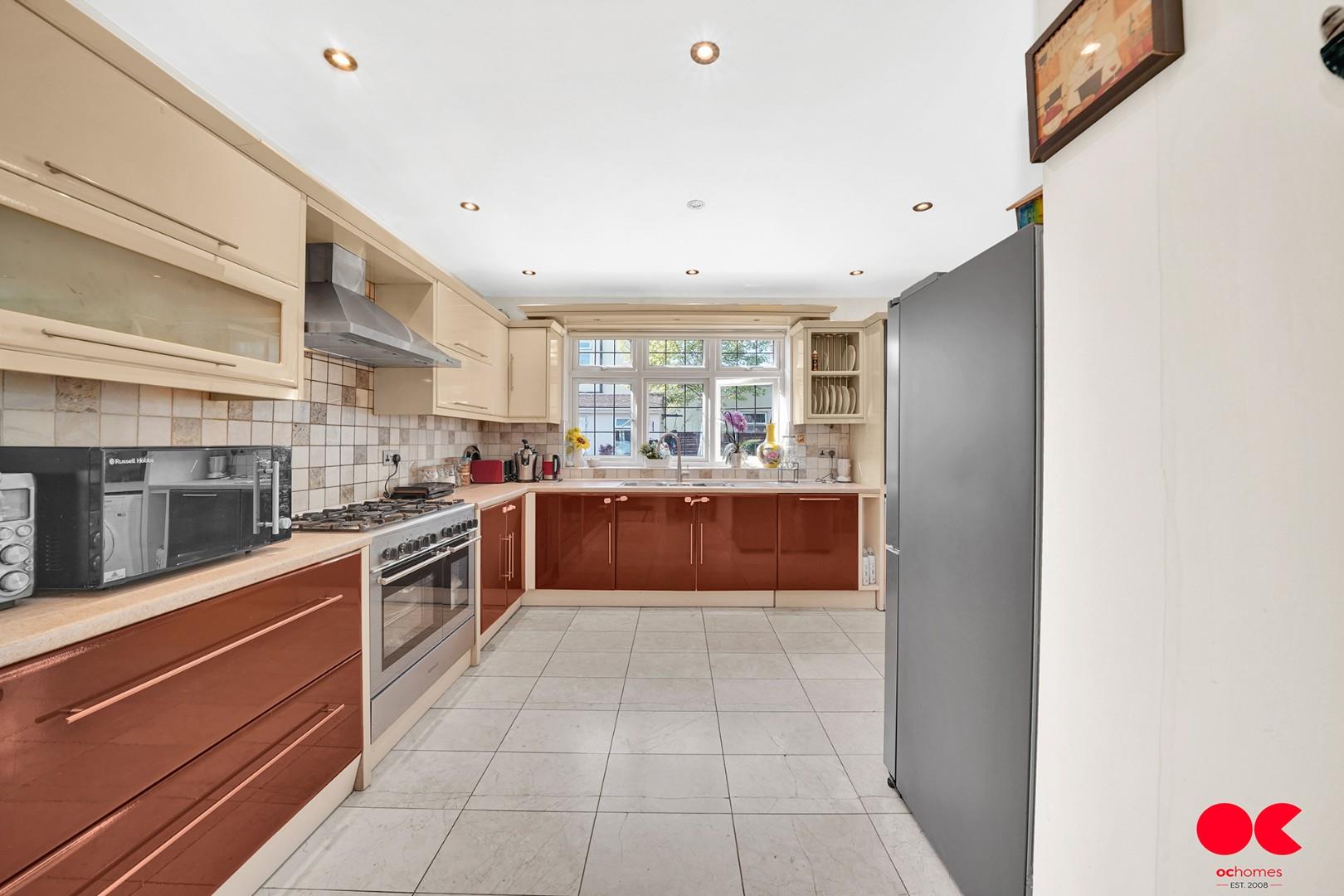 4 bed semi-detached bungalow for sale in Trenance Gardens, Ilford  - Property Image 2