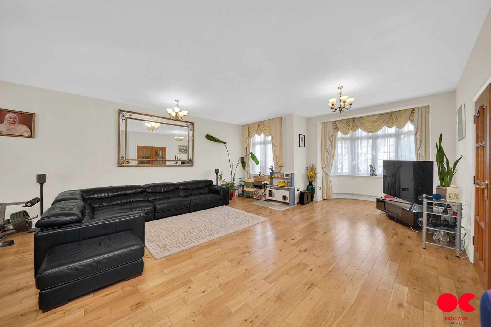 4 bed semi-detached bungalow for sale in Trenance Gardens, Ilford  - Property Image 3