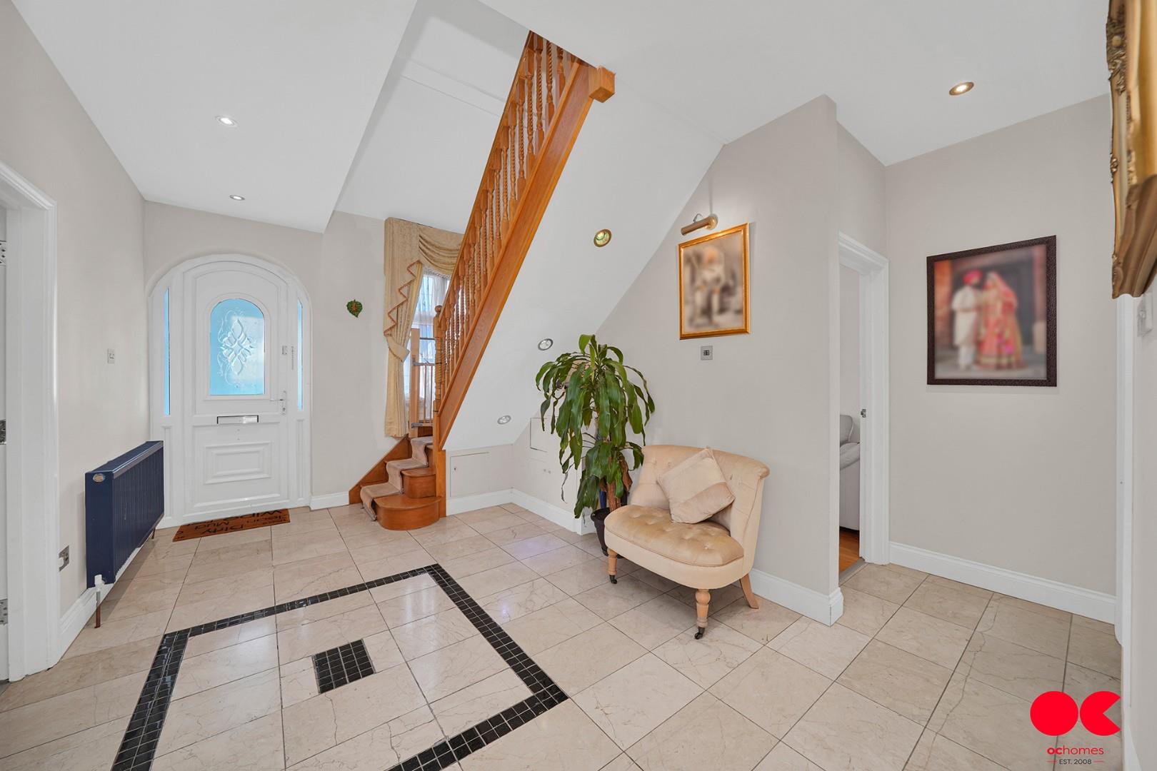 4 bed semi-detached bungalow for sale in Trenance Gardens, Ilford  - Property Image 4