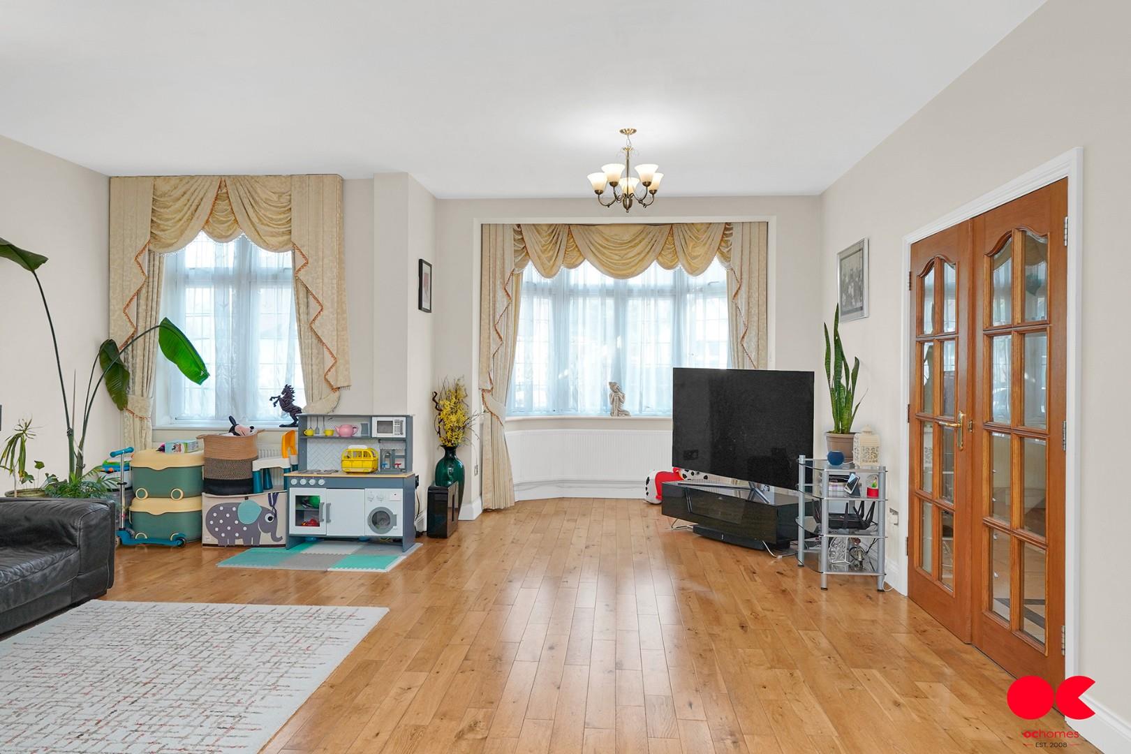 4 bed semi-detached bungalow for sale in Trenance Gardens, Ilford  - Property Image 8