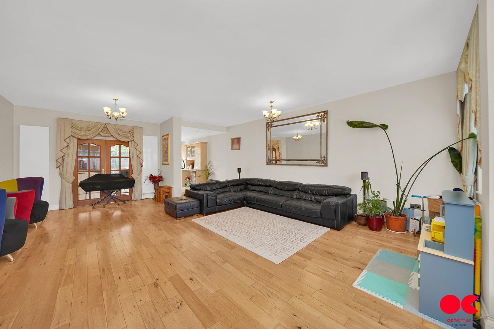 4 bed semi-detached bungalow for sale in Trenance Gardens, Ilford  - Property Image 9
