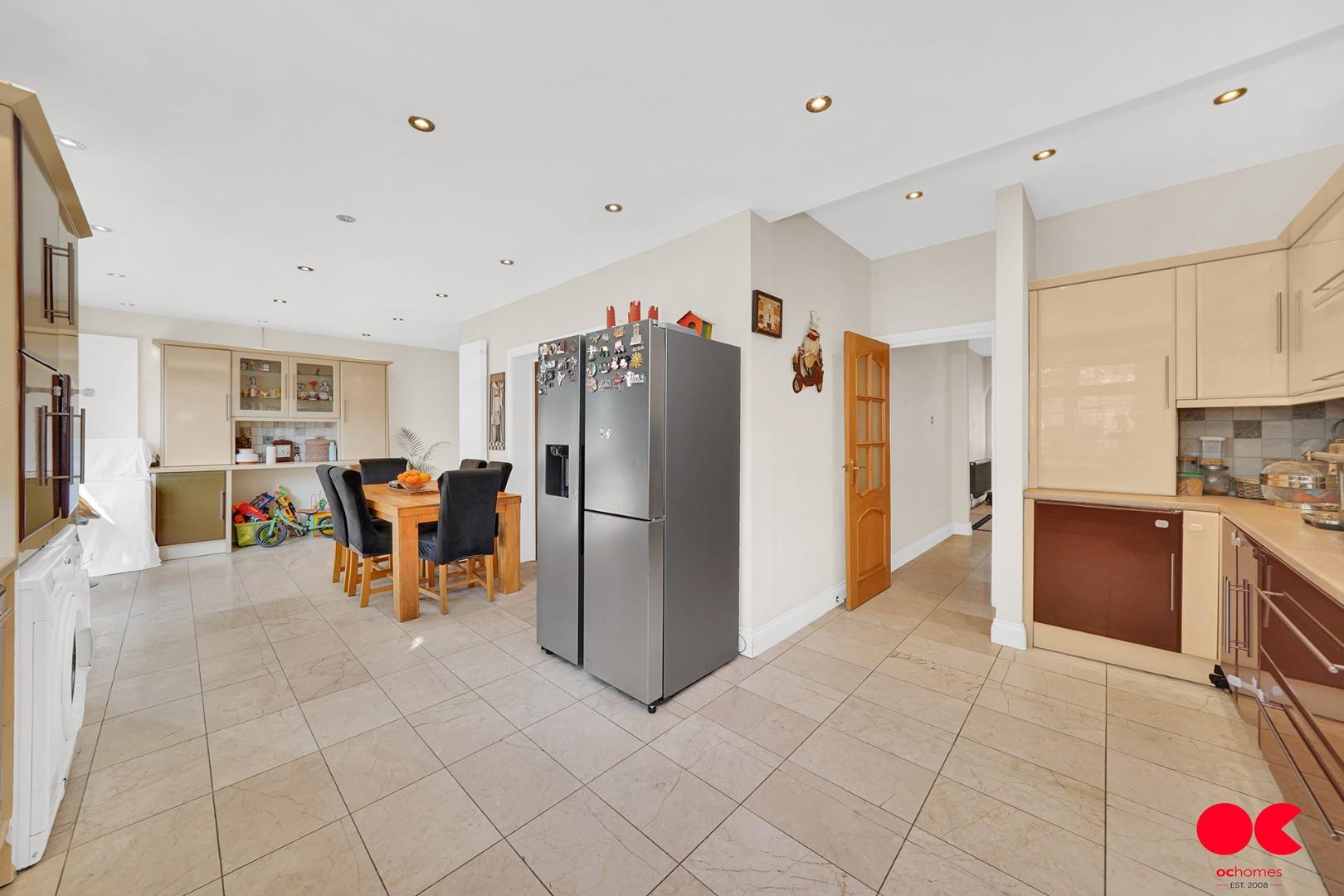 4 bed semi-detached bungalow for sale in Trenance Gardens, Ilford  - Property Image 5