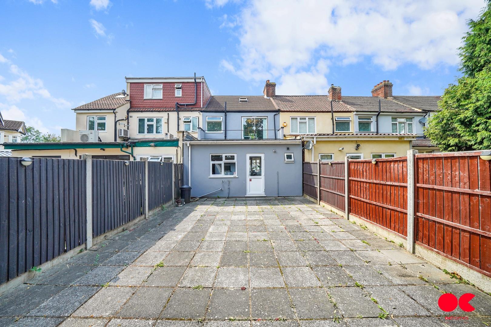 3 bed terraced house for sale in Tylehurst Gardens, Ilford  - Property Image 10
