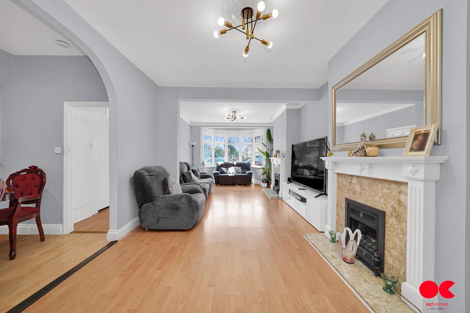 3 bed terraced house for sale in Tylehurst Gardens, Ilford  - Property Image 3