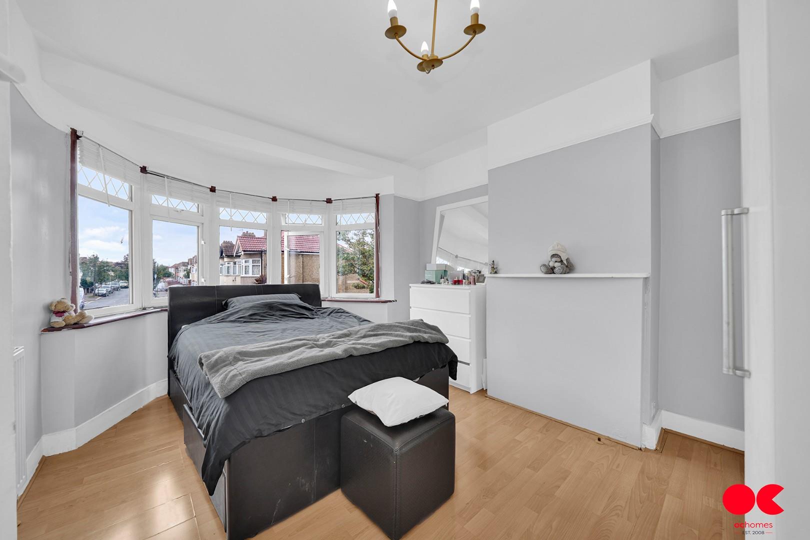 3 bed terraced house for sale in Tylehurst Gardens, Ilford  - Property Image 4