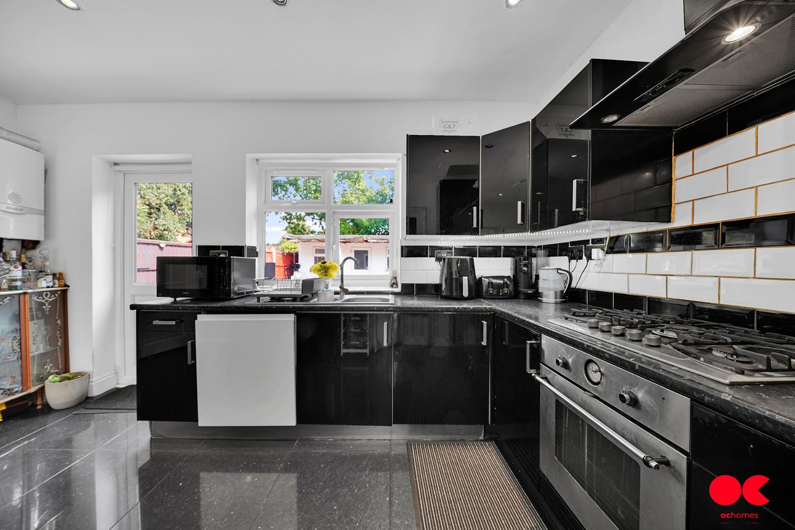 3 bed terraced house for sale in Tylehurst Gardens, Ilford  - Property Image 20