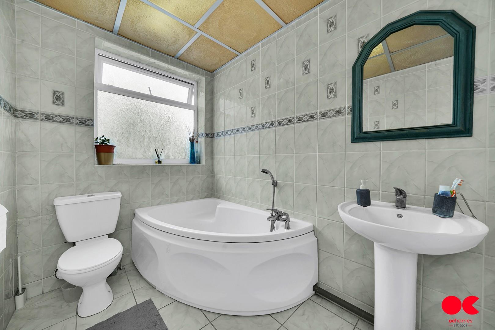 3 bed terraced house for sale in Tylehurst Gardens, Ilford  - Property Image 5