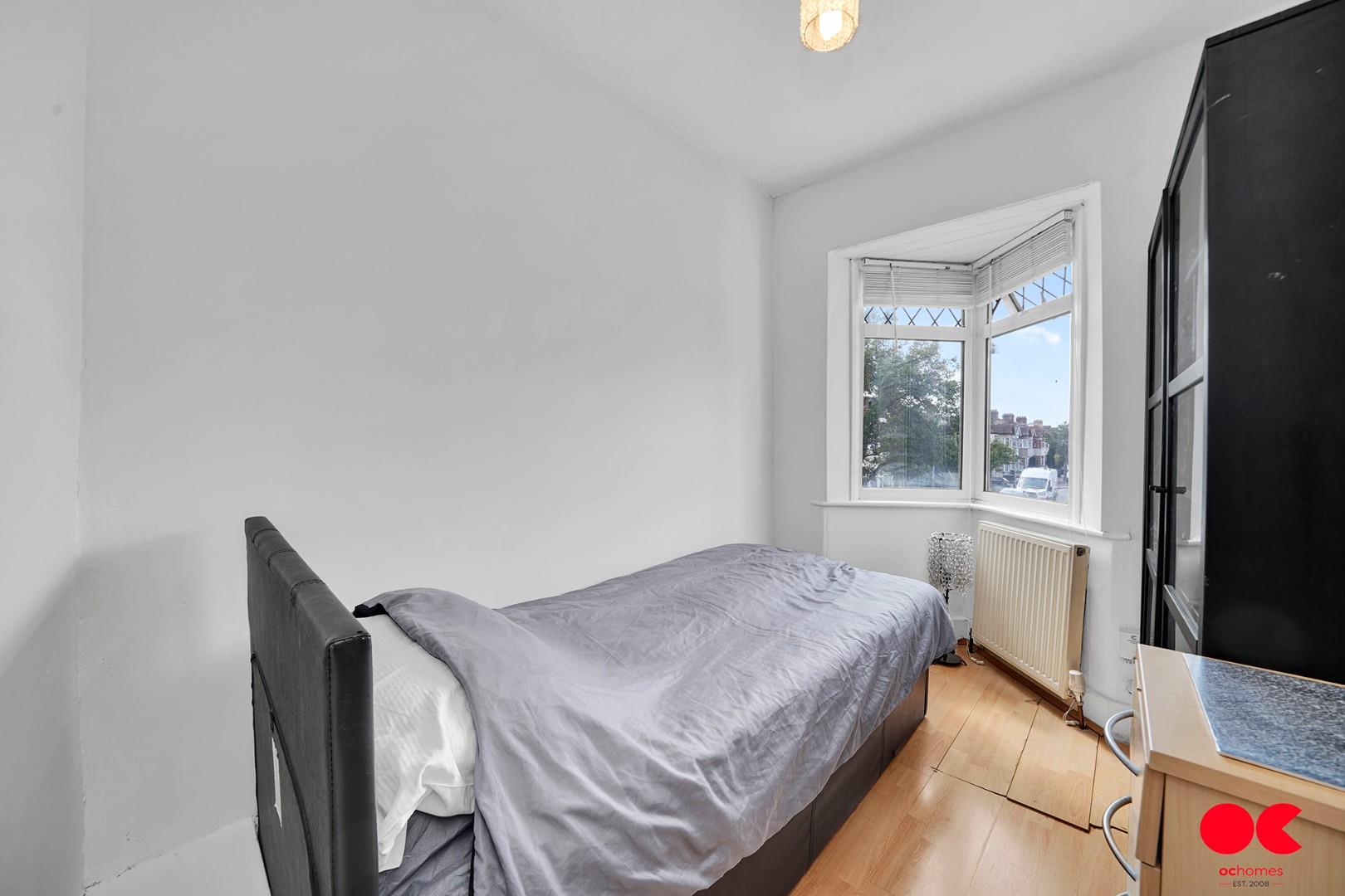 3 bed terraced house for sale in Tylehurst Gardens, Ilford  - Property Image 9