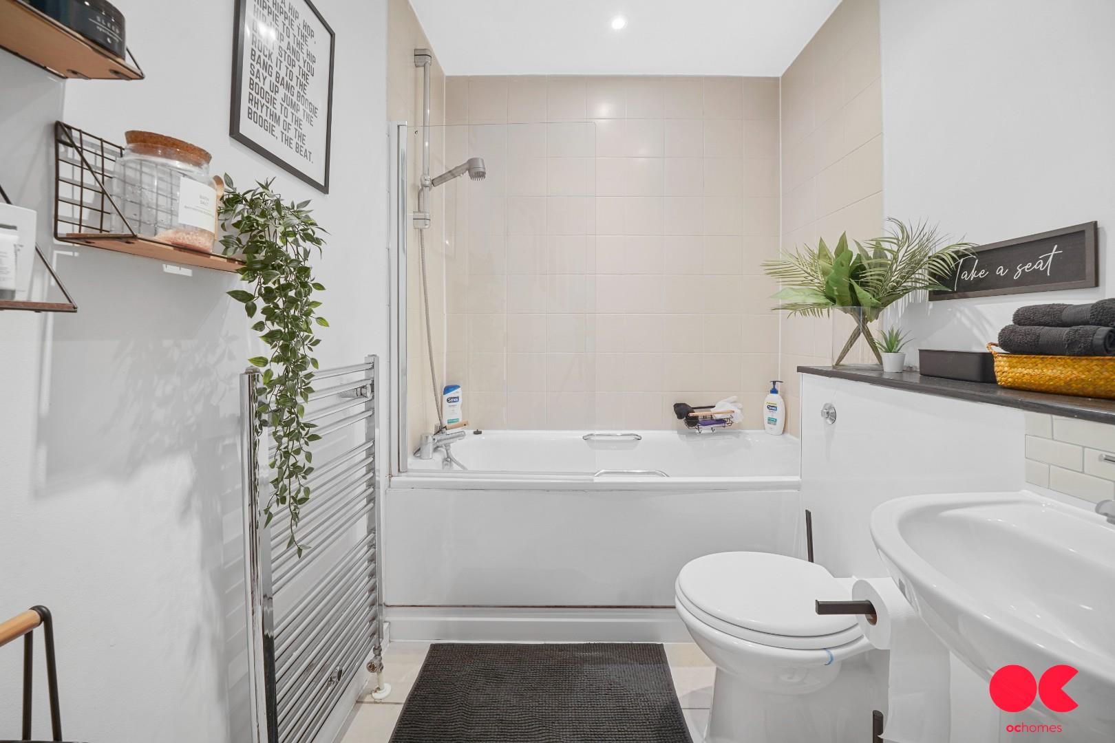 2 bed flat for sale in Kidman Close, Gidea Park  - Property Image 5