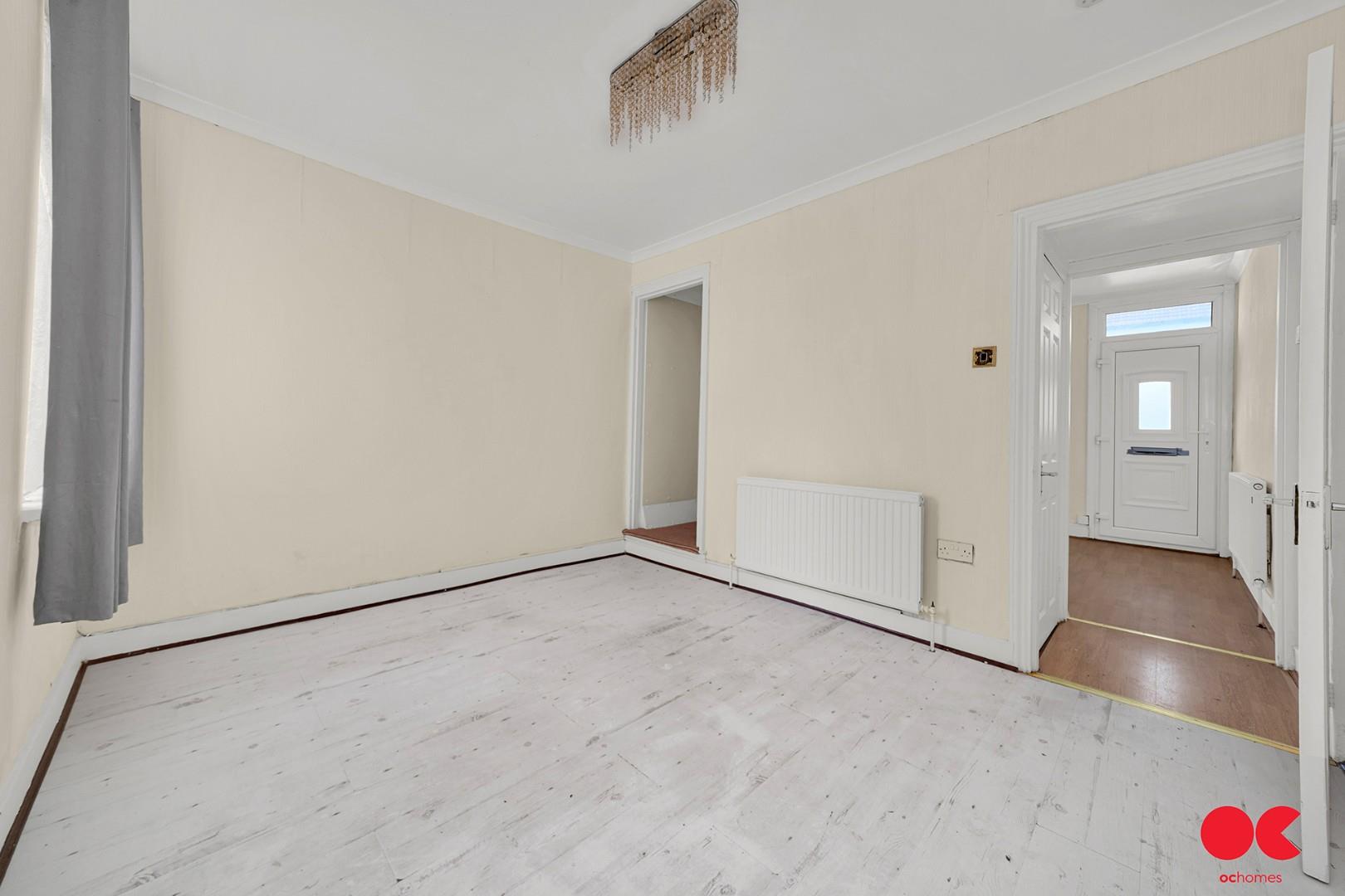 3 bed terraced house to rent in Darnley Road, Grays  - Property Image 3