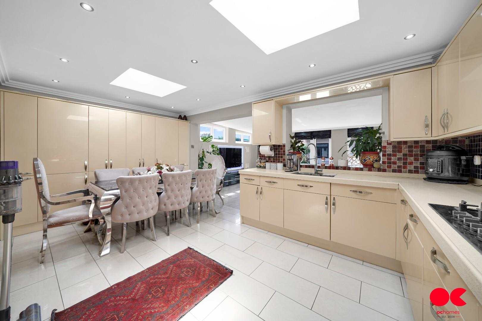 4 bed terraced house for sale in Cranley Drive, Newbury Park  - Property Image 5