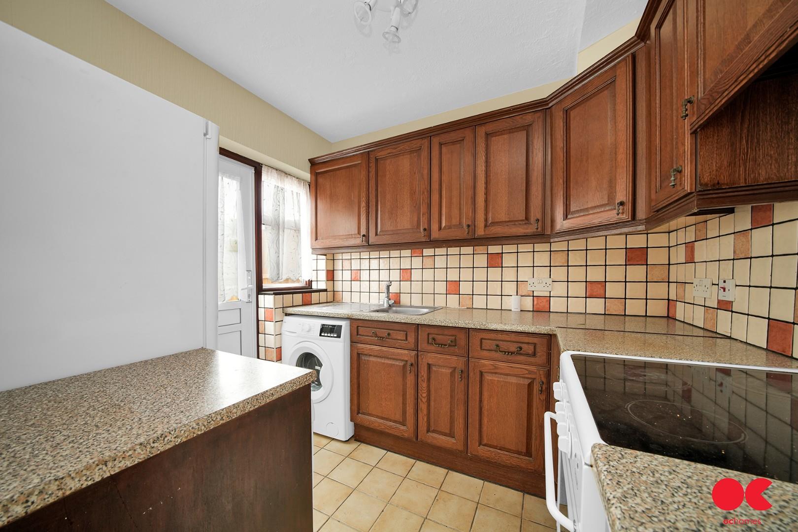 3 bed terraced house to rent in Carlton Road, Gidea Park  - Property Image 3