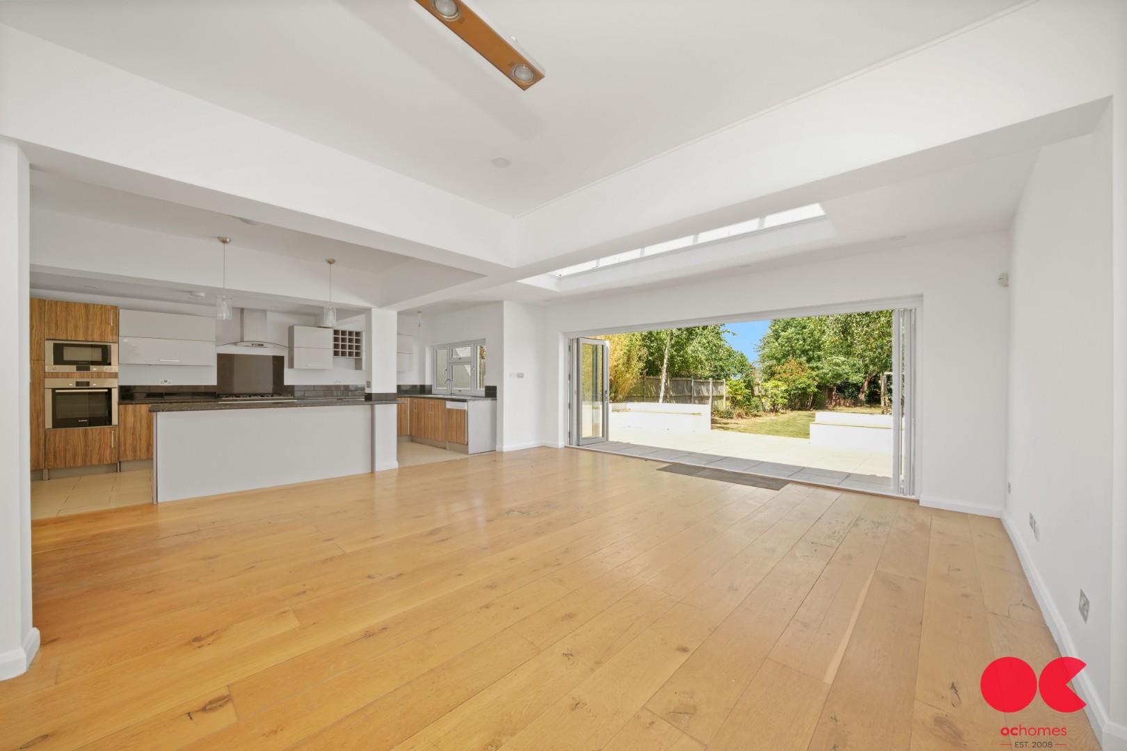 4 bed semi-detached house for sale in Pettits Lane, Romford  - Property Image 11