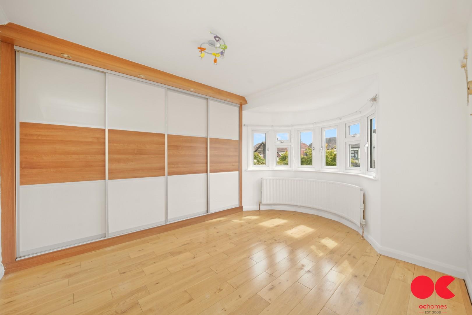 4 bed semi-detached house for sale in Pettits Lane, Romford  - Property Image 4