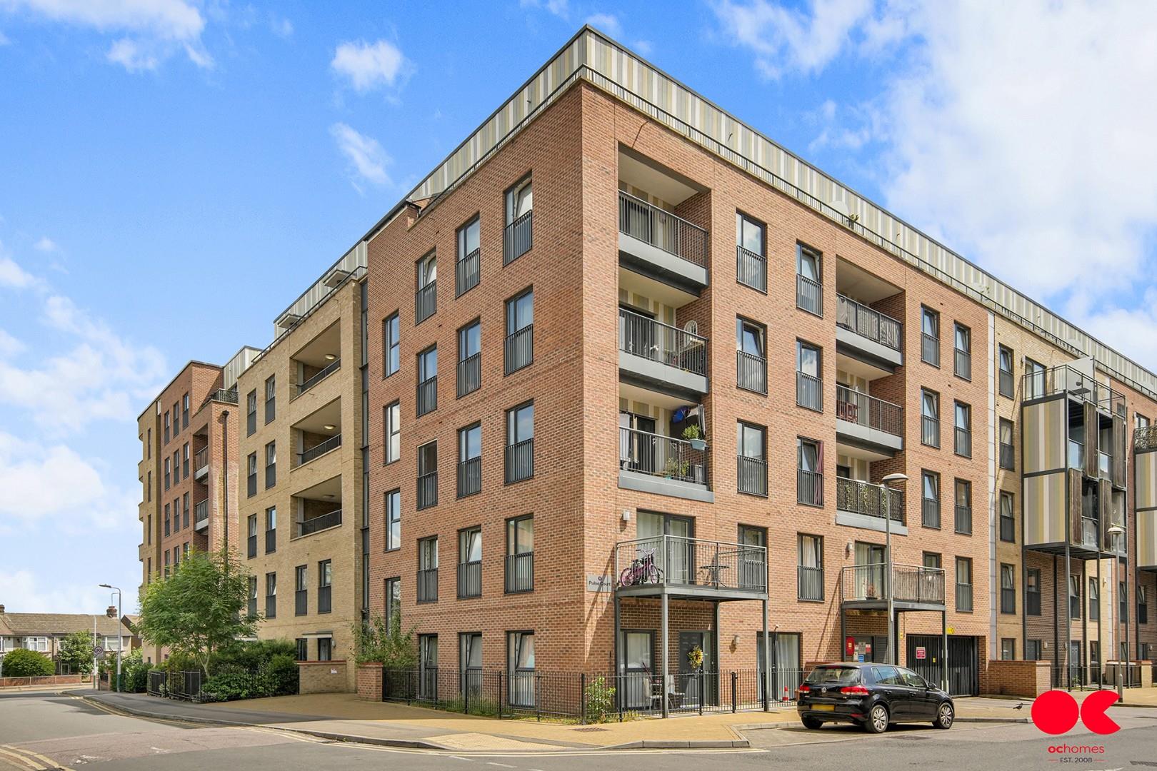 2 bed flat for sale in Maxwell Road, Romford  - Property Image 2