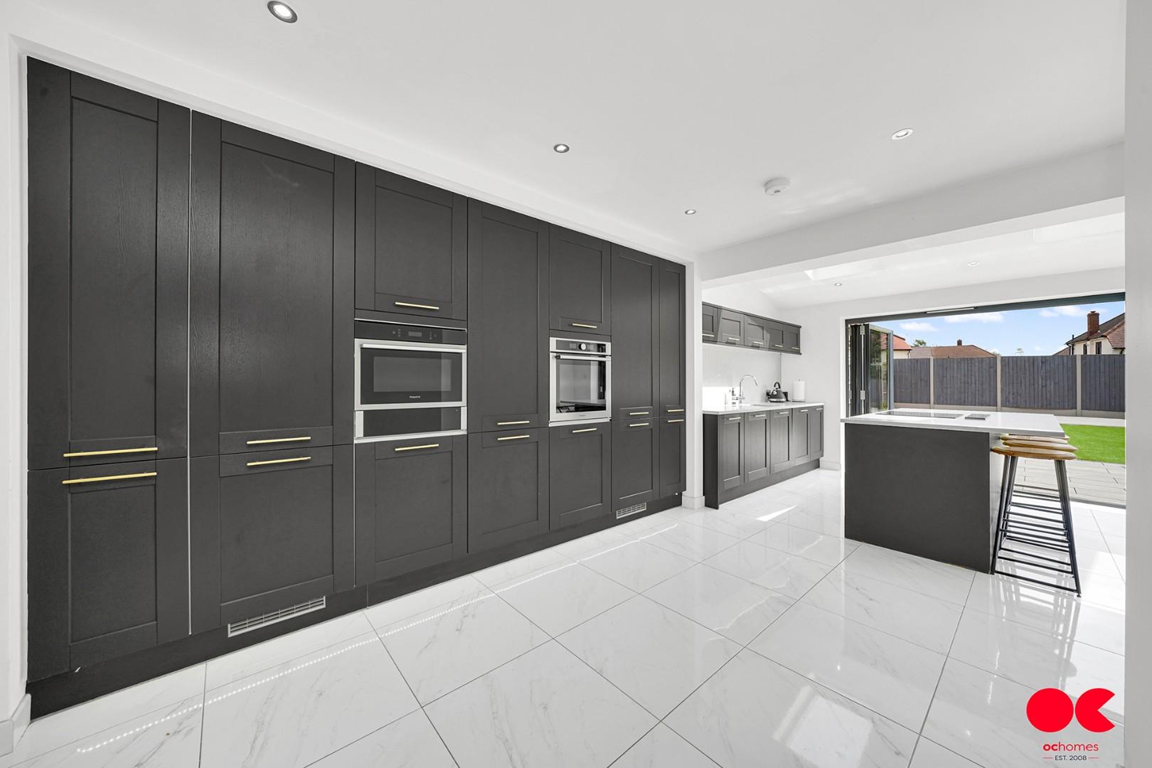 3 bed semi-detached house for sale in Parkside Avenue, Romford  - Property Image 4