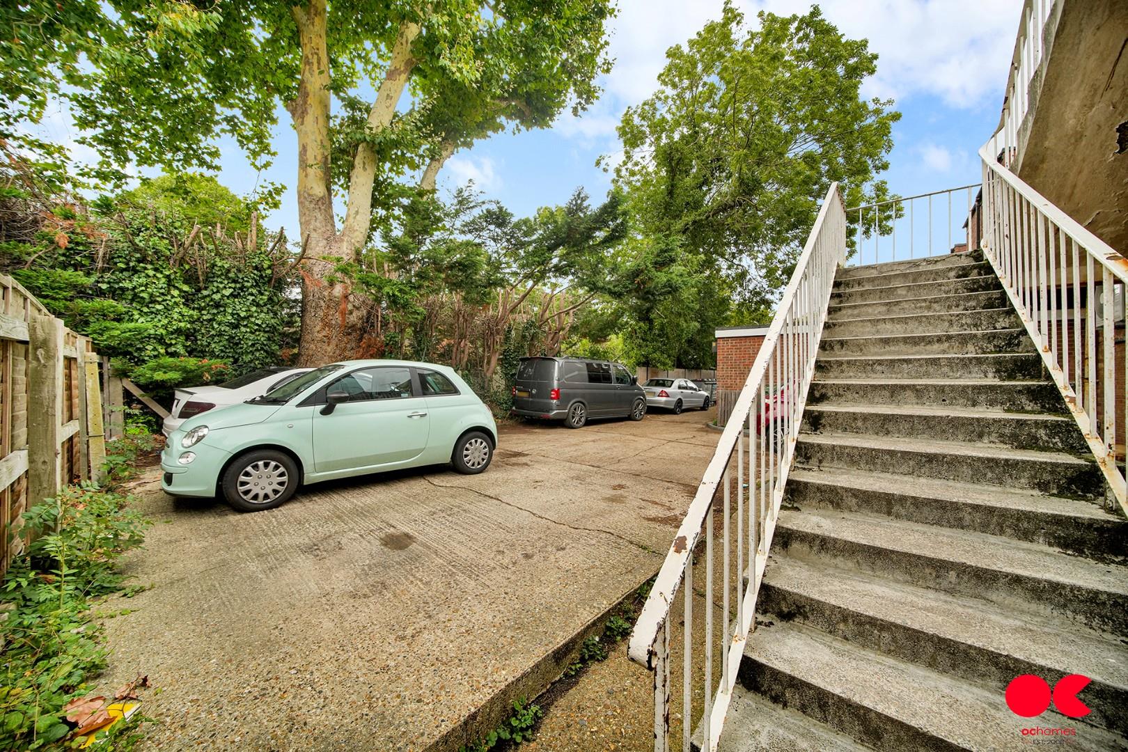 2 bed flat for sale in Main Road, Gidea Park  - Property Image 8