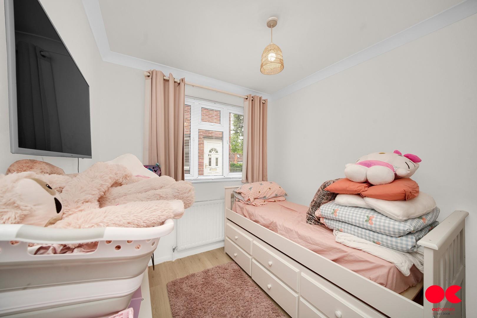 2 bed flat for sale in Main Road, Gidea Park  - Property Image 5