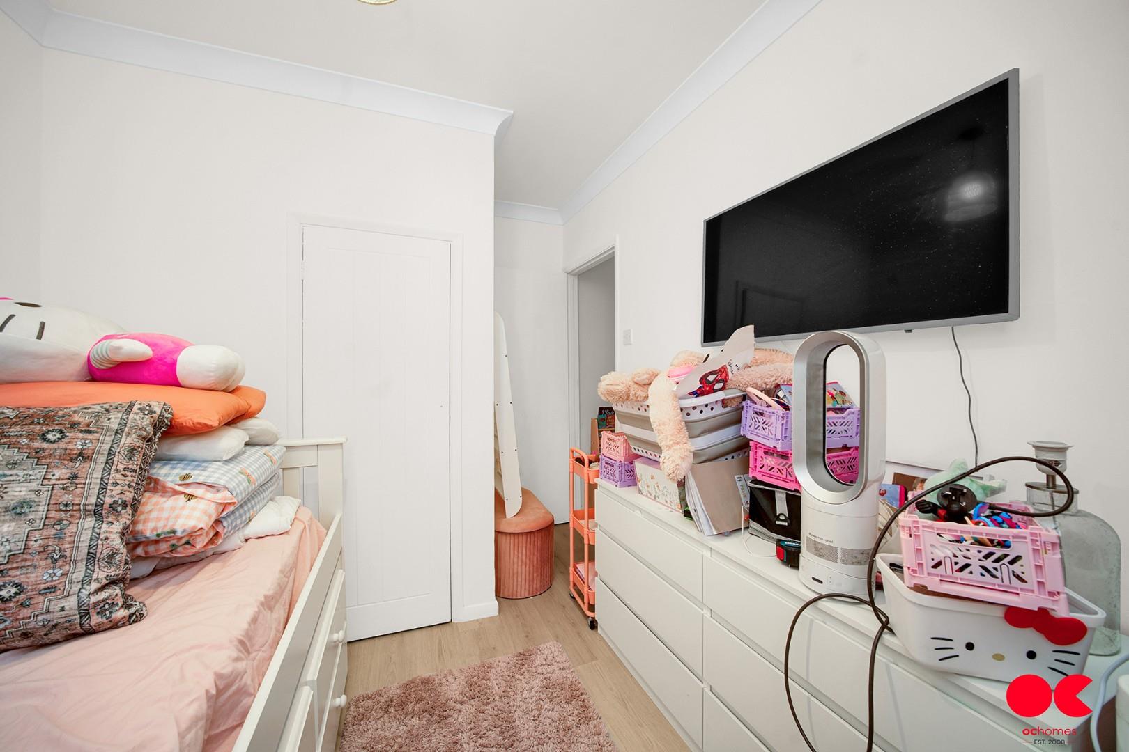 2 bed flat for sale in Main Road, Gidea Park  - Property Image 17