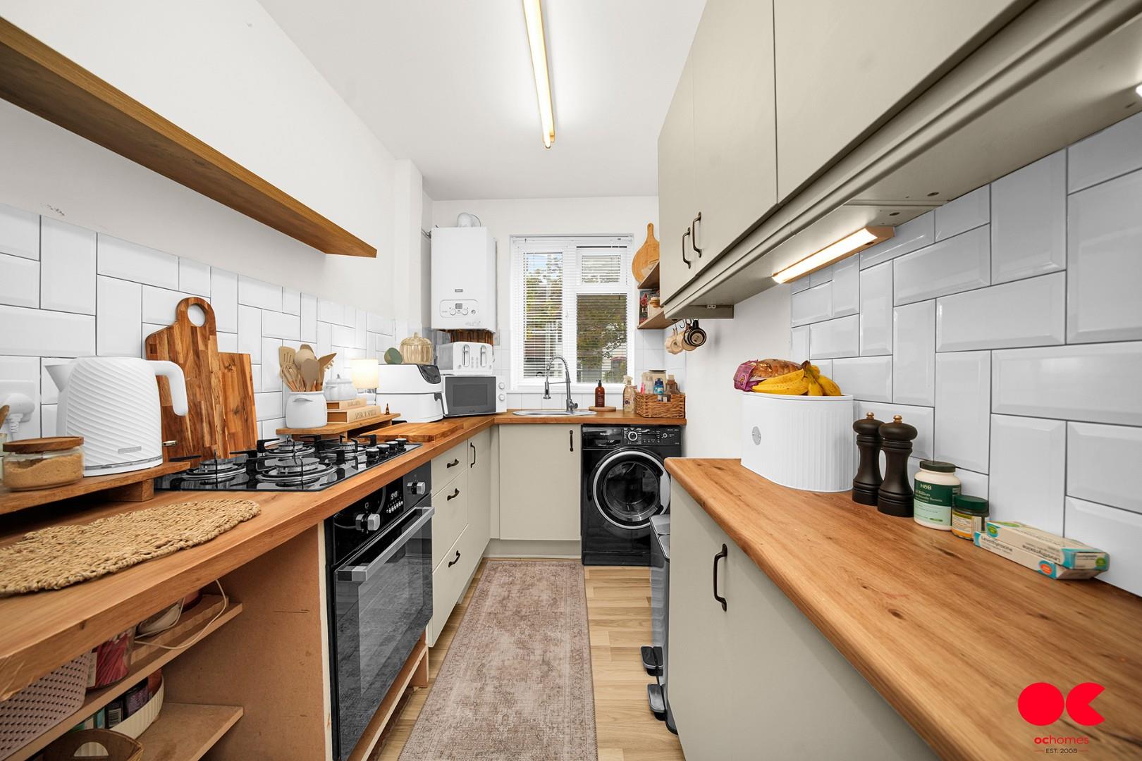 2 bed flat for sale in Main Road, Gidea Park  - Property Image 2