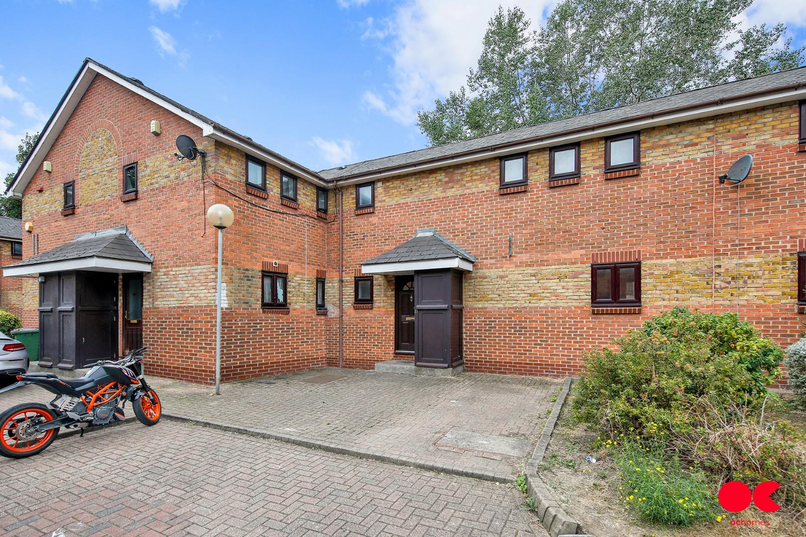 3 bed terraced house to rent in Athol Square, Poplar, E14