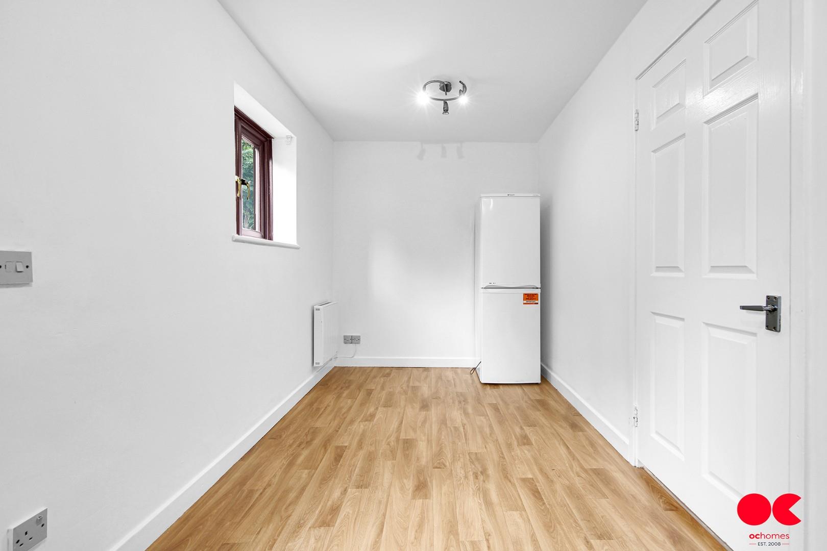 3 bed terraced house to rent in Athol Square, Poplar  - Property Image 18
