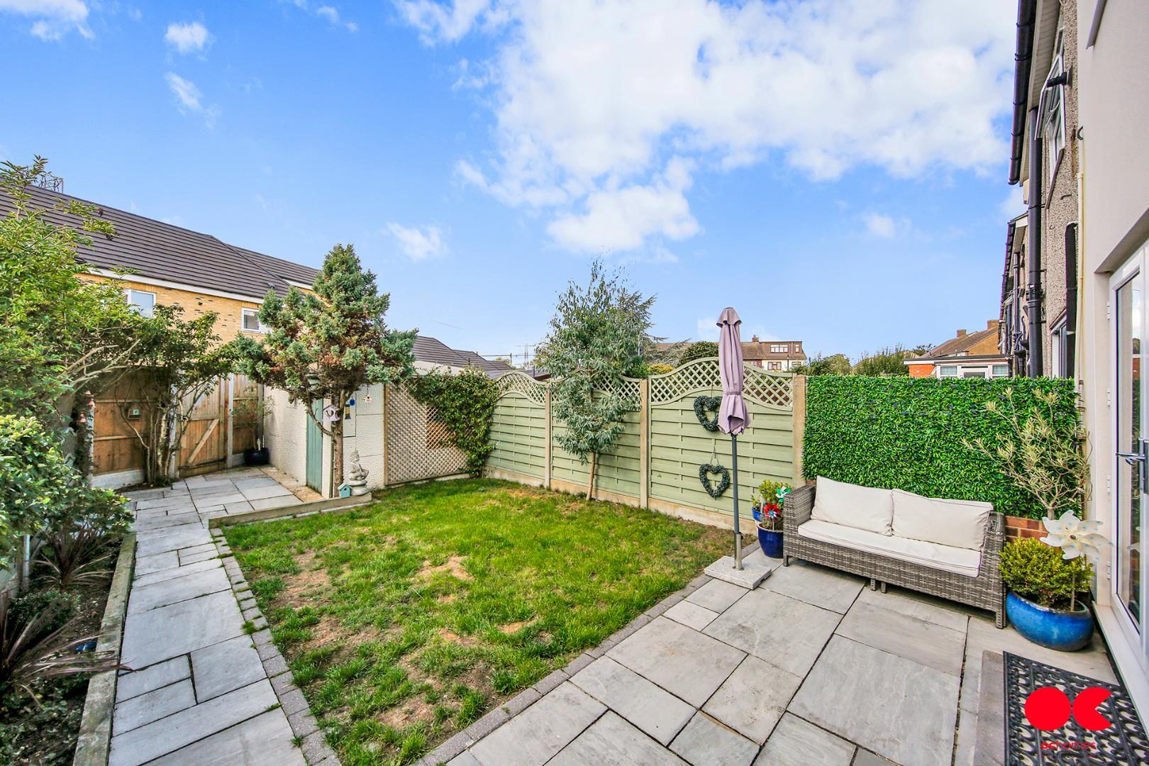 4 bed terraced house for sale in South Hall Drive, Rainham  - Property Image 12