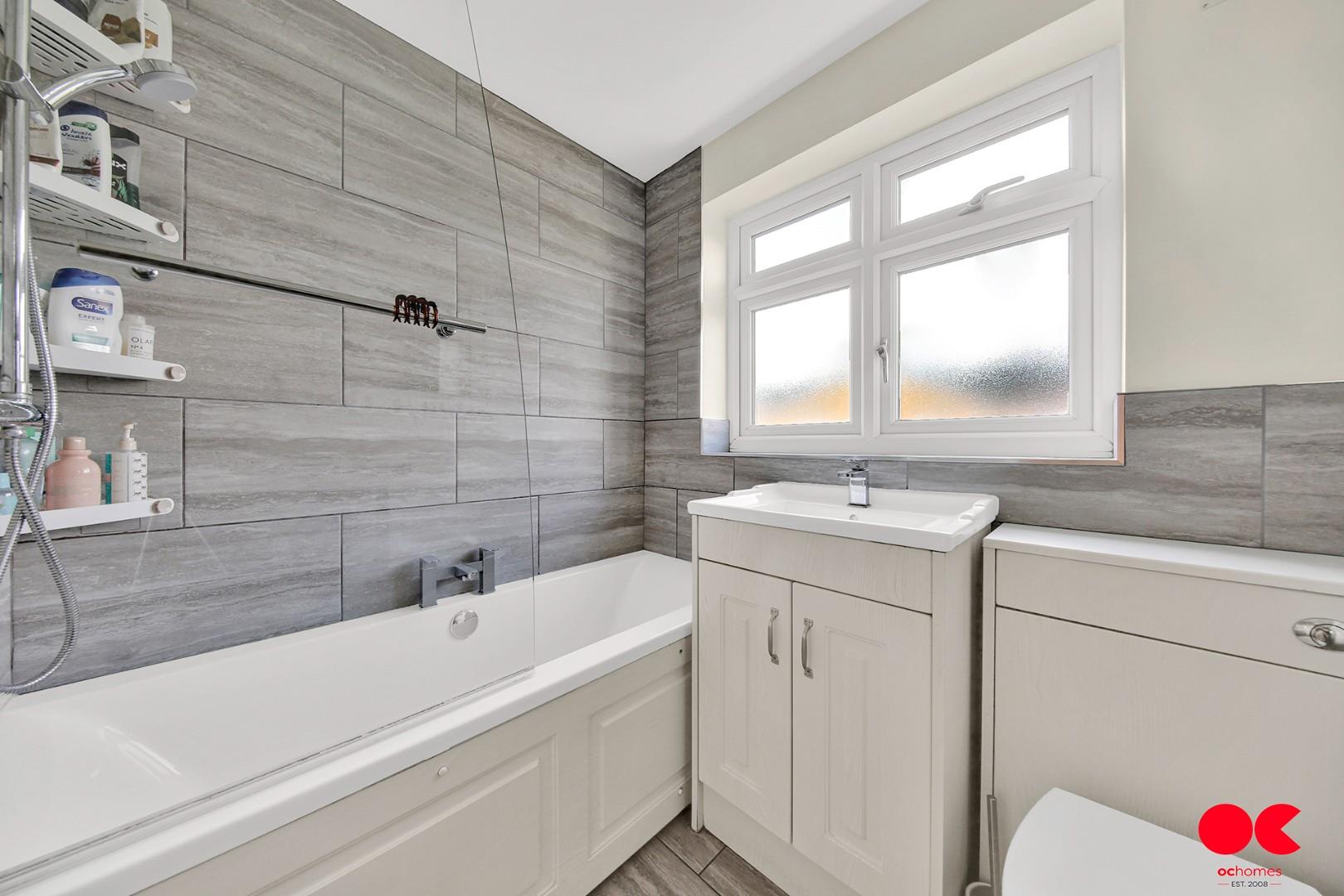 4 bed terraced house for sale in South Hall Drive, Rainham  - Property Image 8