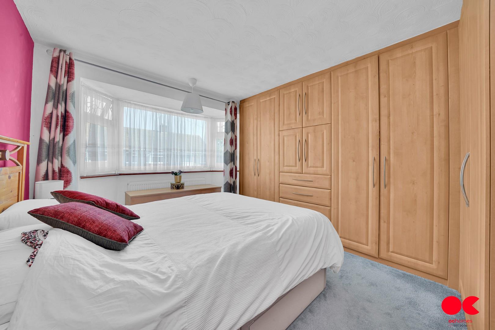 3 bed terraced house for sale in South Hall Drive, Rainham  - Property Image 4