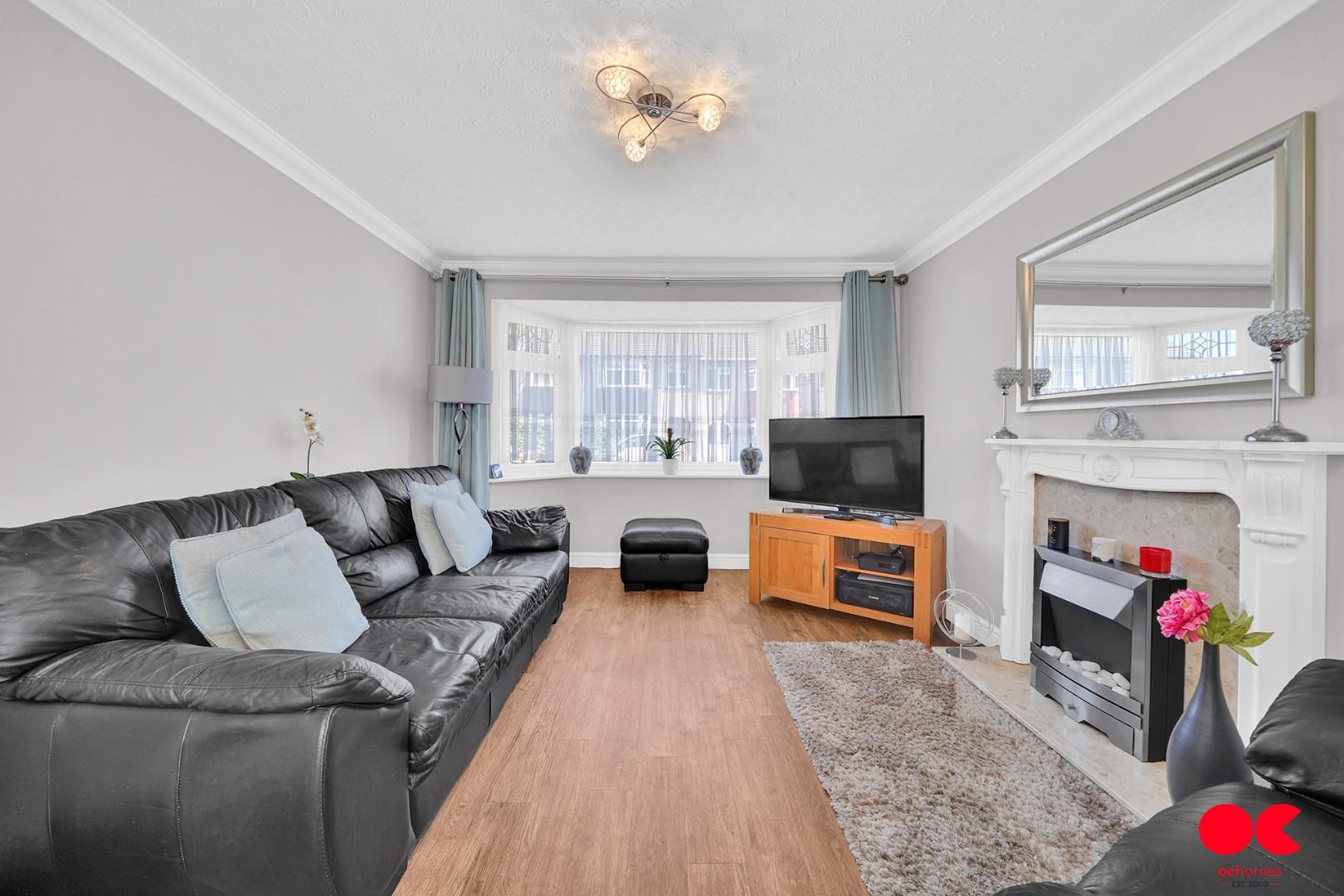 3 bed terraced house for sale in South Hall Drive, Rainham  - Property Image 11