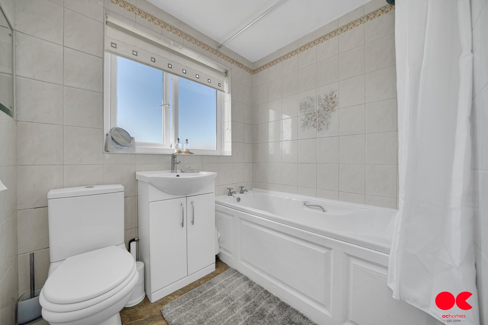 3 bed terraced house for sale in South Hall Drive, Rainham  - Property Image 8