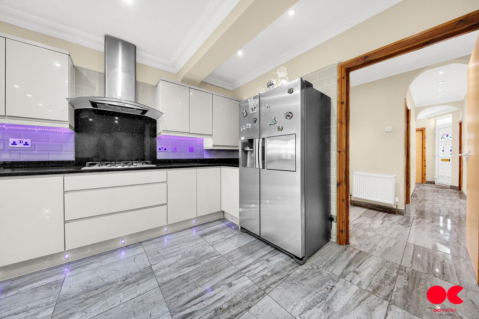 5 bed semi-detached bungalow for sale in Belmont Road, Hornchurch  - Property Image 27