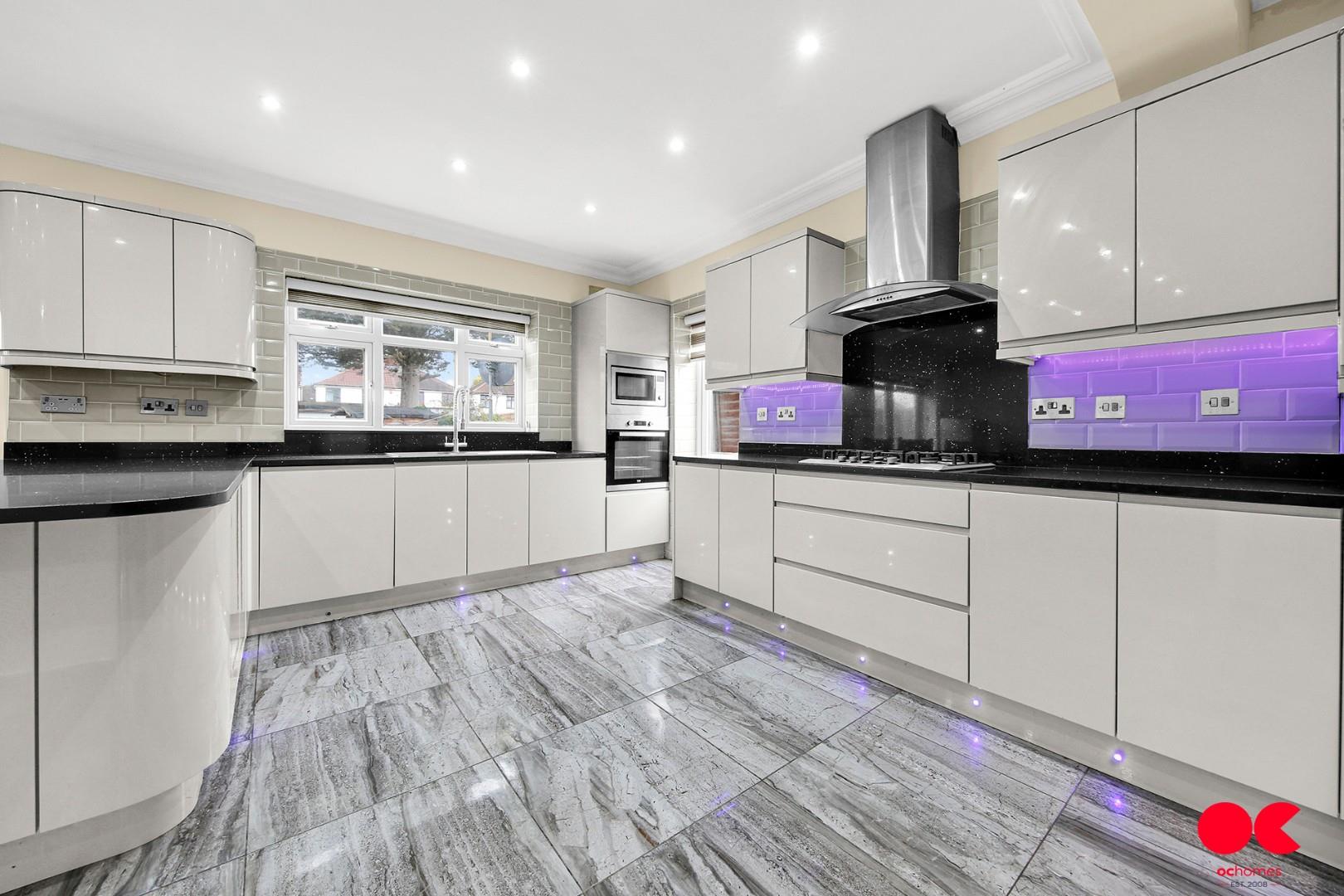 5 bed semi-detached bungalow for sale in Belmont Road, Hornchurch - Property Image 1