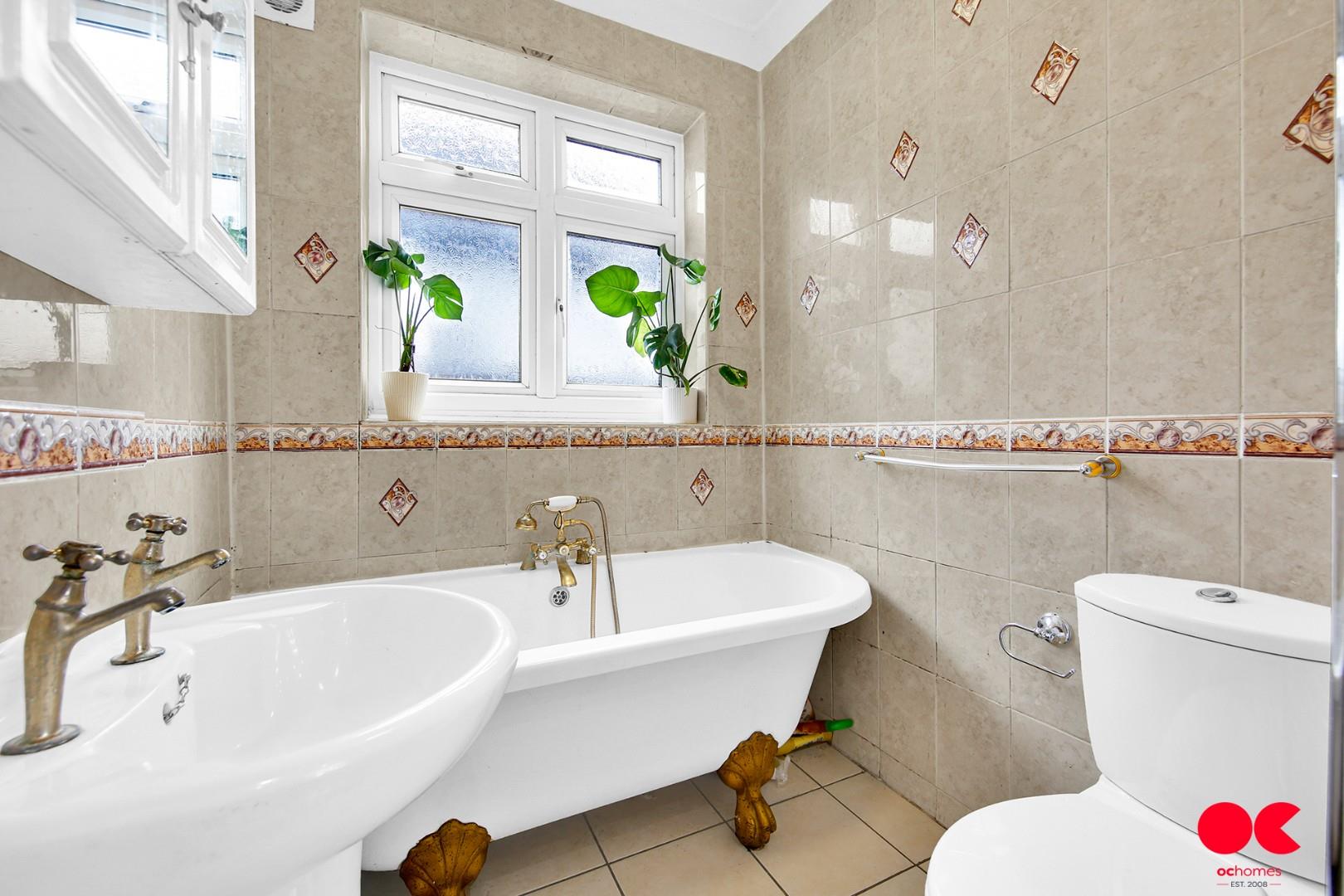 5 bed semi-detached bungalow for sale in Belmont Road, Hornchurch  - Property Image 5