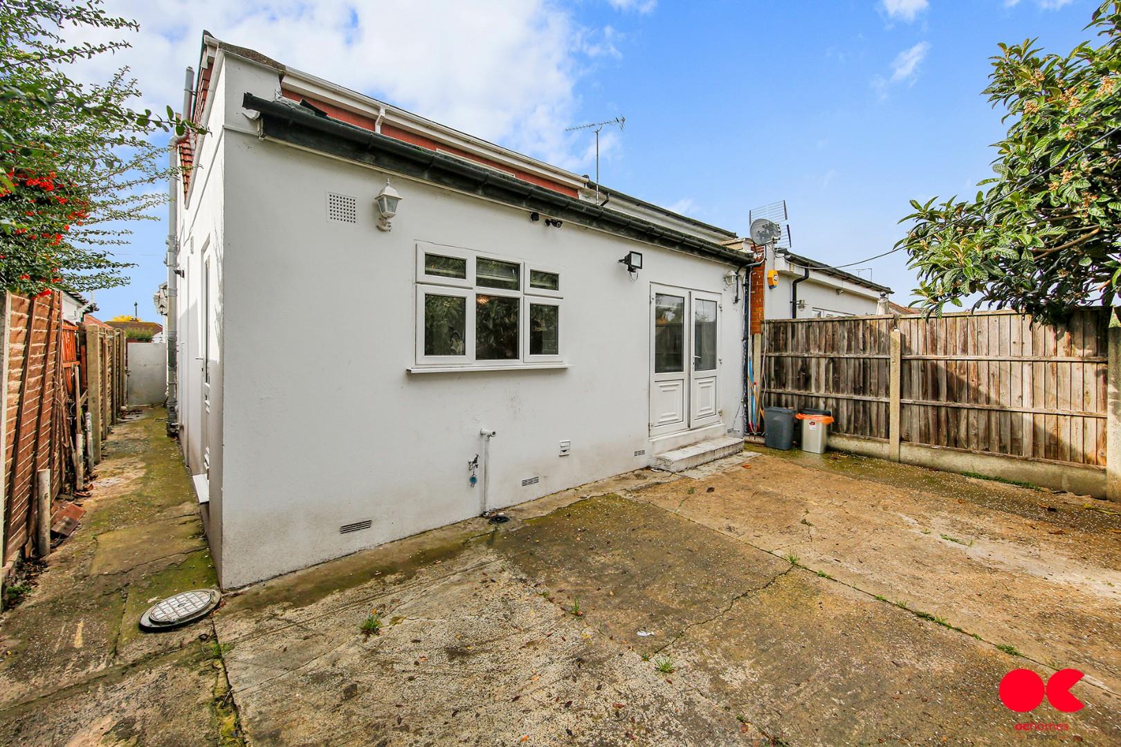 5 bed semi-detached bungalow for sale in Belmont Road, Hornchurch  - Property Image 29