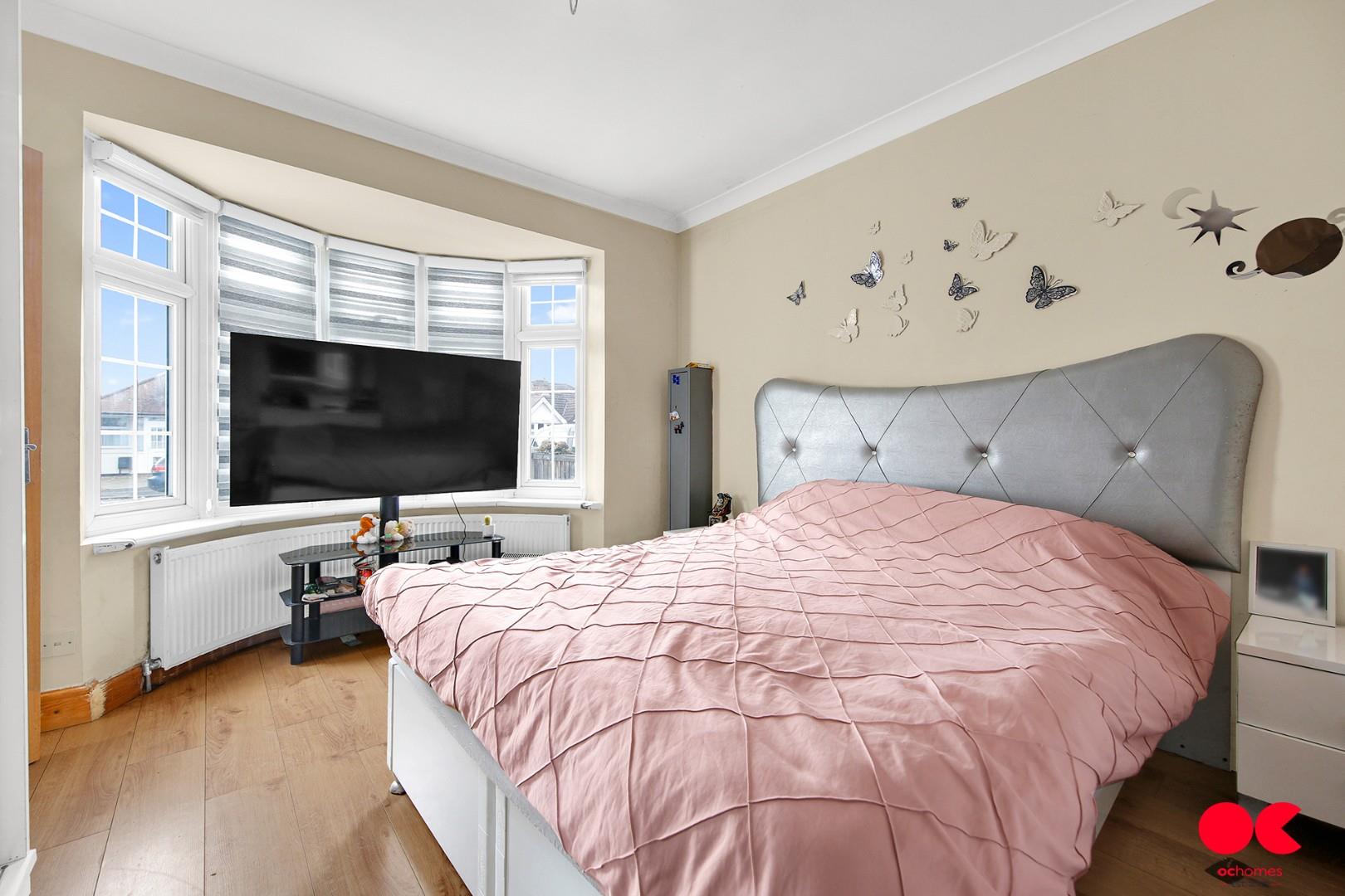 5 bed semi-detached bungalow for sale in Belmont Road, Hornchurch  - Property Image 4