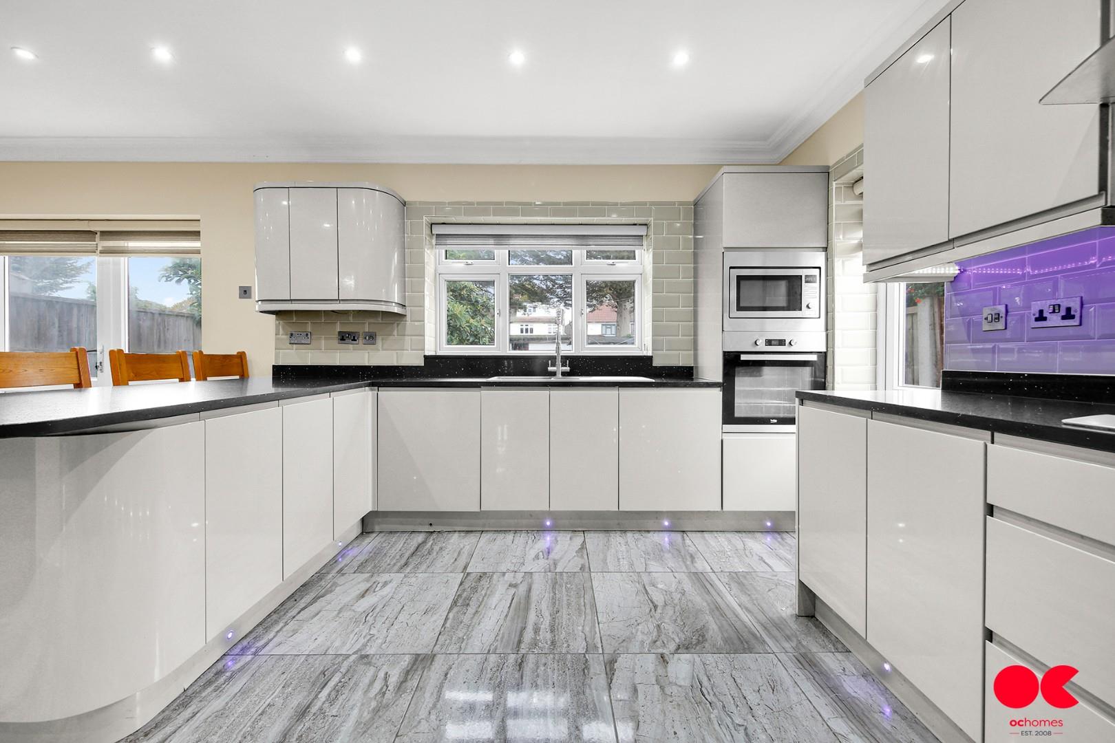 5 bed semi-detached bungalow for sale in Belmont Road, Hornchurch  - Property Image 25