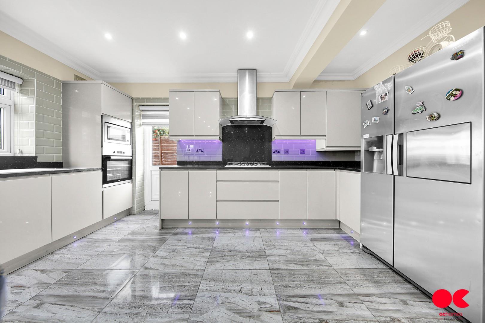 5 bed semi-detached bungalow for sale in Belmont Road, Hornchurch  - Property Image 28