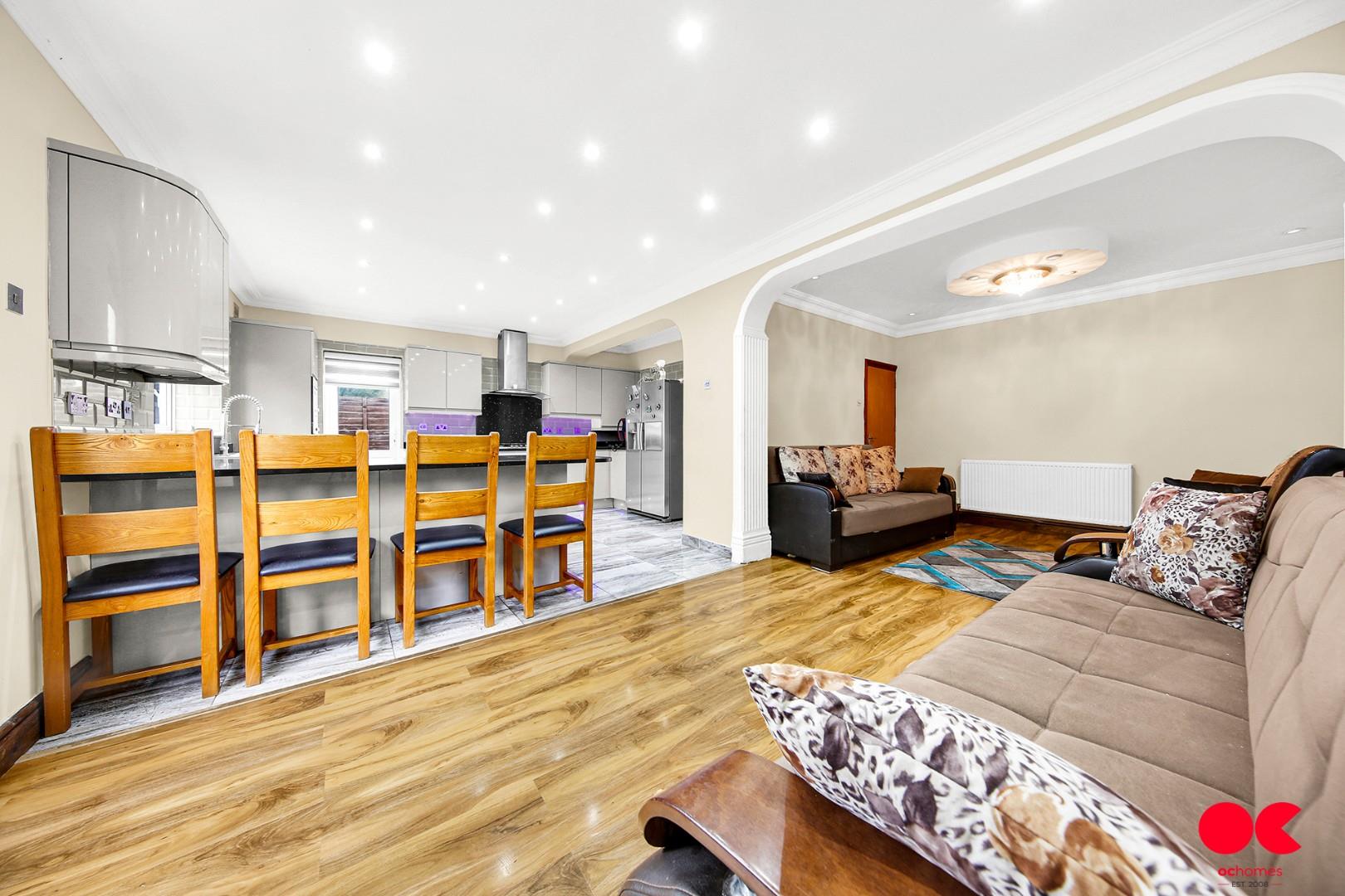 5 bed semi-detached bungalow for sale in Belmont Road, Hornchurch  - Property Image 23