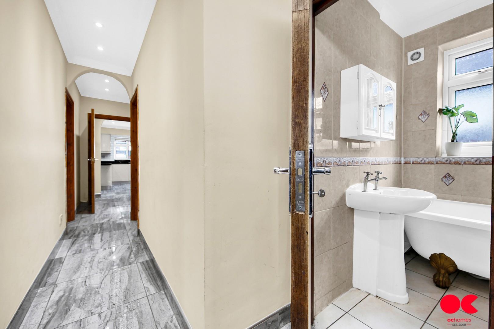 5 bed semi-detached bungalow for sale in Belmont Road, Hornchurch  - Property Image 21