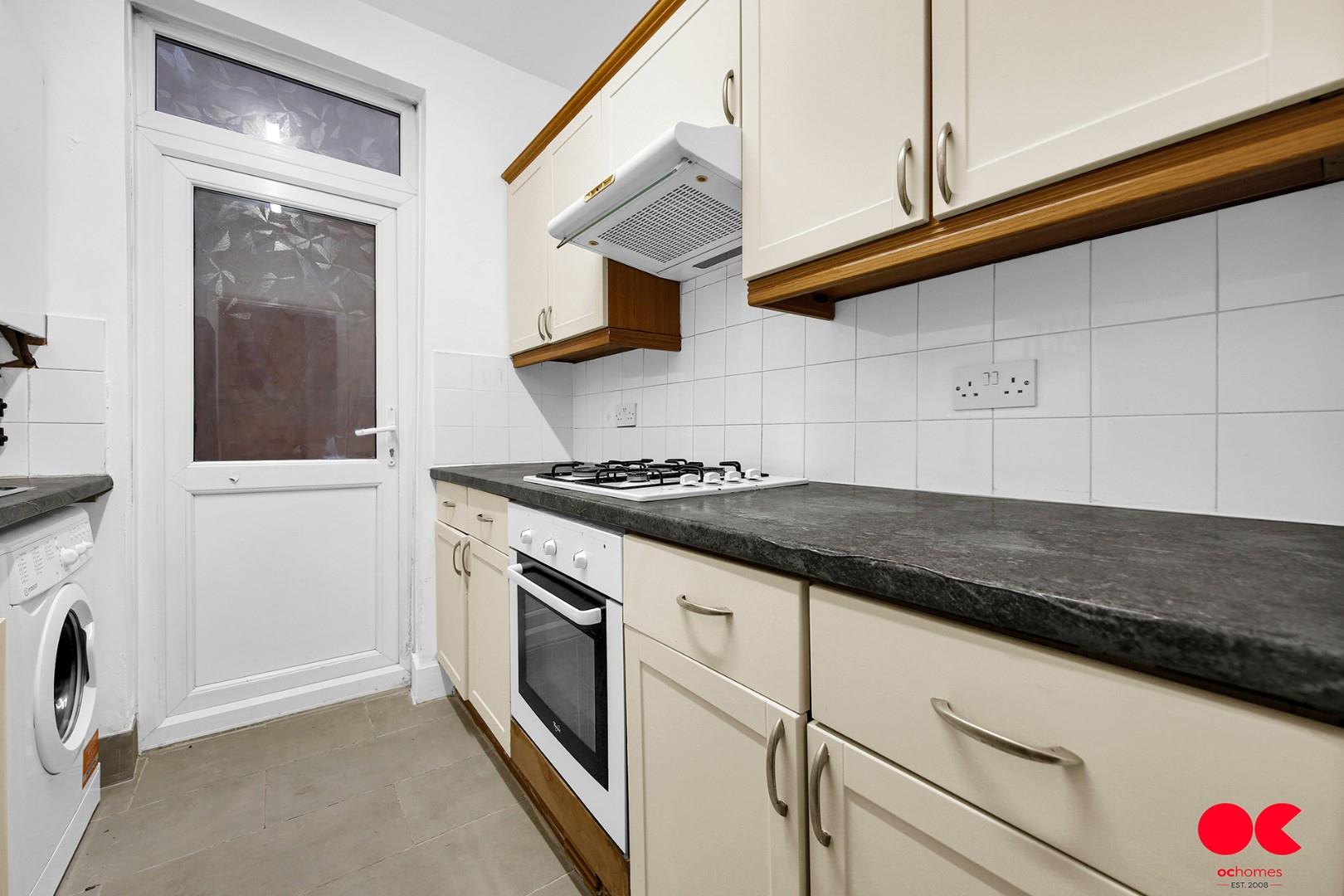 2 bed flat to rent in Goldsmith Road, Leyton  - Property Image 3