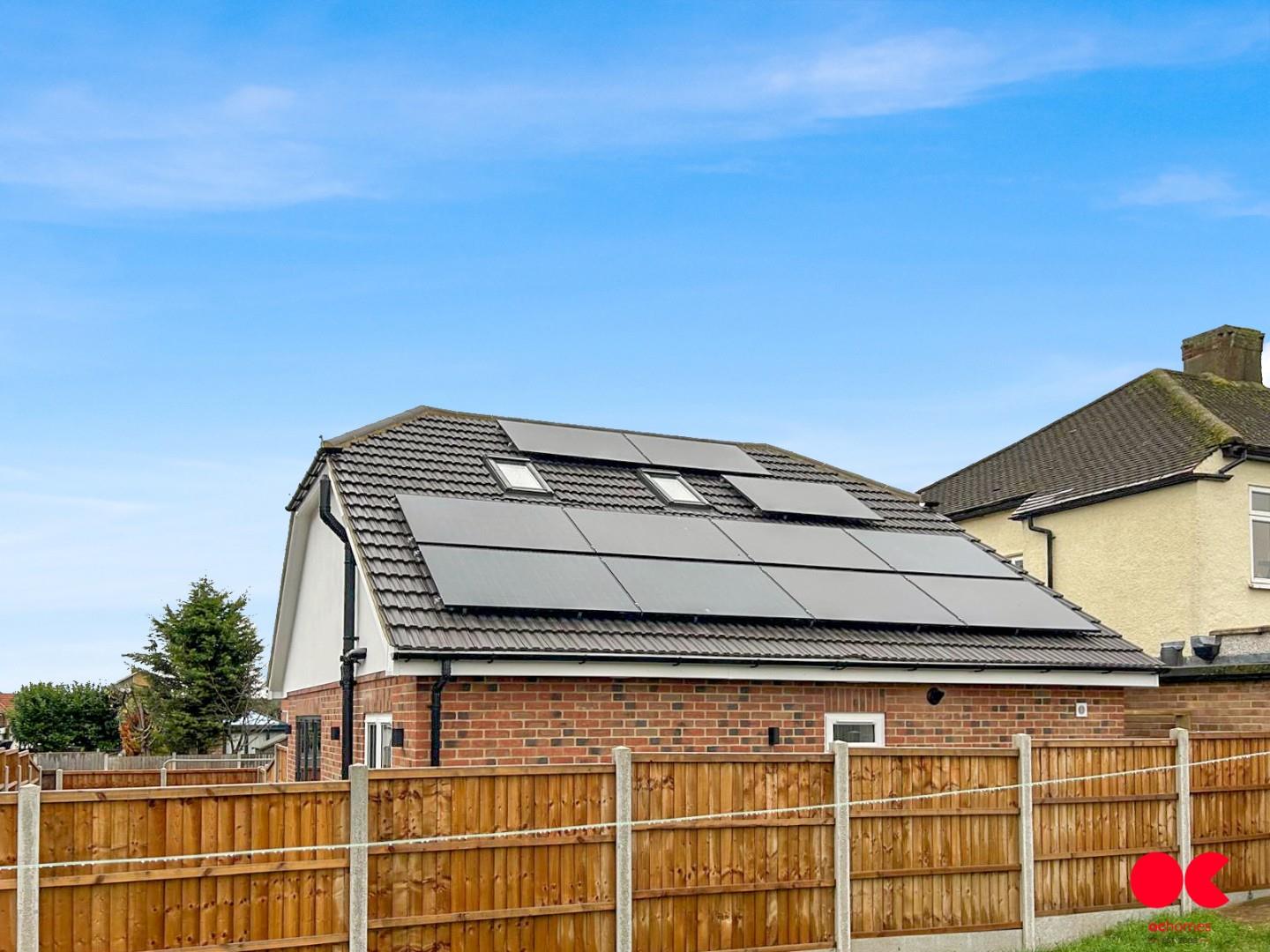 3 bed detached bungalow for sale in Plumpton Avenue, Hornchurch  - Property Image 9