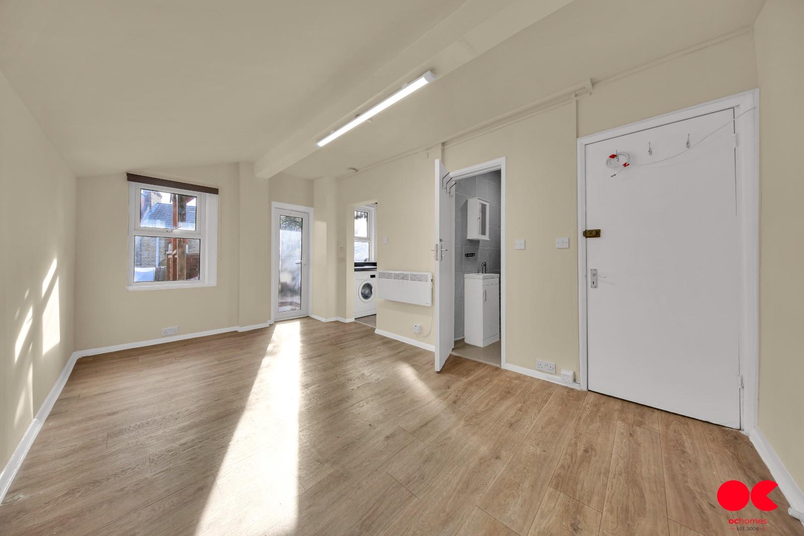 Studio flat to rent in Lea Bridge Road, Leyton  - Property Image 8