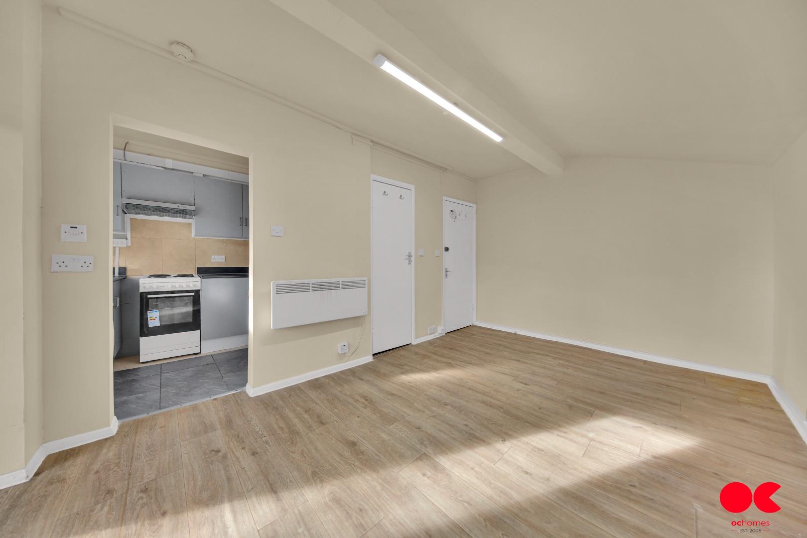 Studio flat to rent in Lea Bridge Road, Leyton