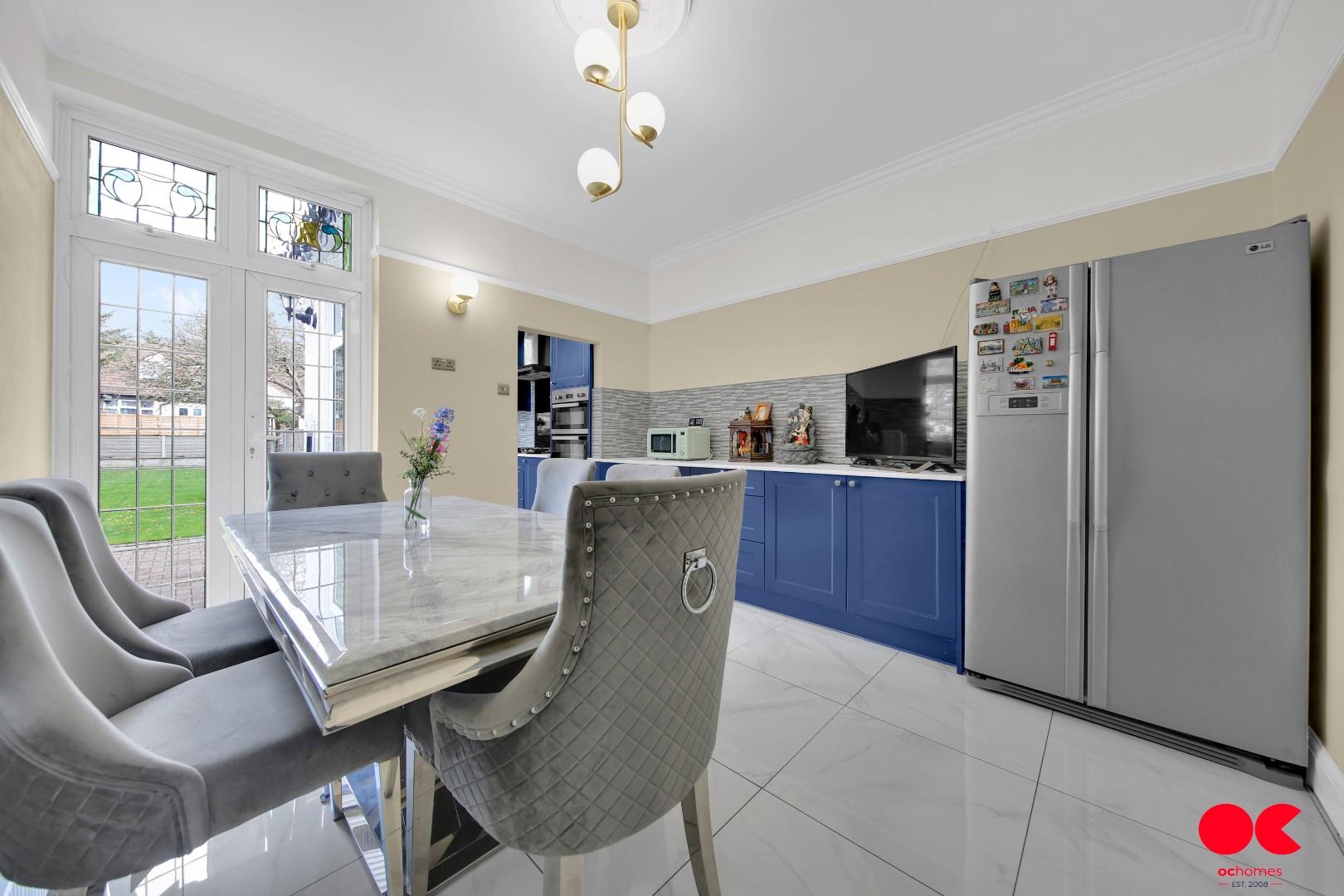 4 bed semi-detached bungalow for sale in Trenance Gardens, Seven Kings, Ilford  - Property Image 6